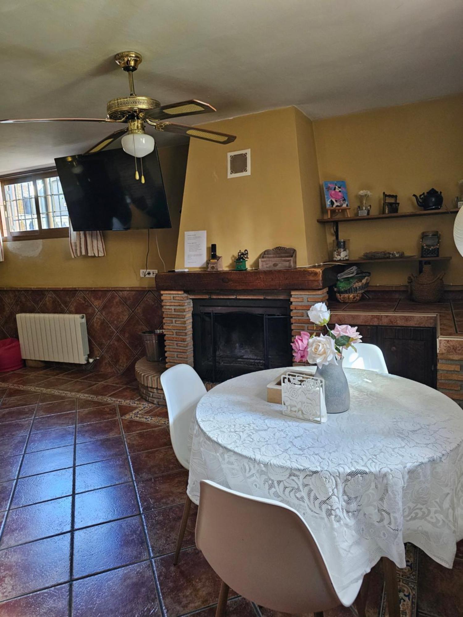 Apto-En El Bajo De La Casa-Estilo Rustico En Дилар Экстерьер фото